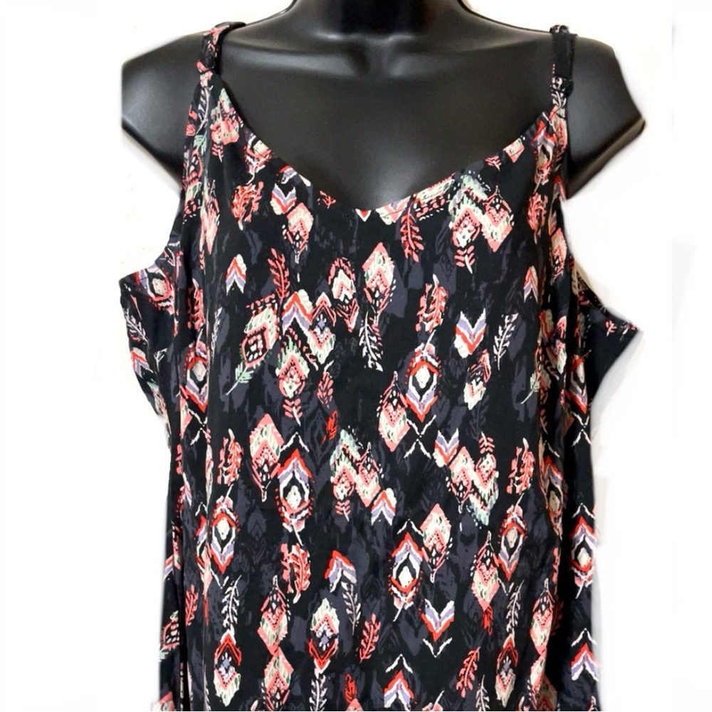 🆕🦋TORRID Feather Print Top🦋 - Picture 2 of 12
